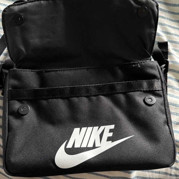 Nike Futura Crossbody Bag - Picture 3 of 4